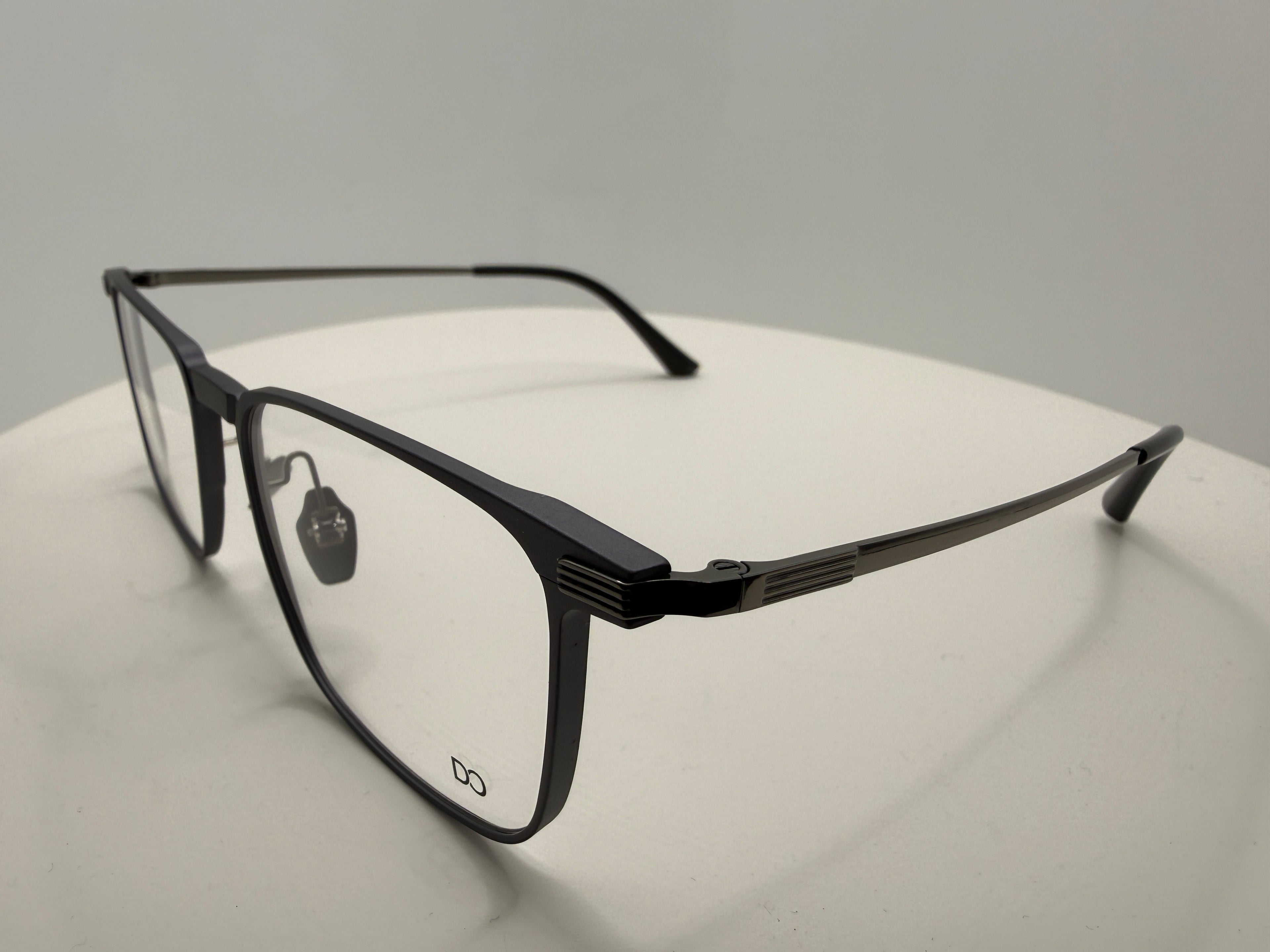 LT7041 C1 Titanium frame with clippers